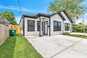 Chic Pet Friendly 3br Duplex In Amazing Location 3 Bedroom Duplex