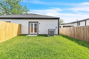 Chic Pet Friendly 3br Duplex In Amazing Location 3 Bedroom Duplex