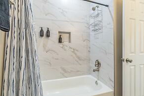 Chic Pet Friendly 3br Duplex In Amazing Location 3 Bedroom Duplex