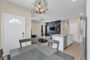 Chic Pet Friendly 3br Duplex In Amazing Location 3 Bedroom Duplex