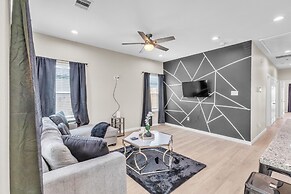 Chic Pet Friendly 3br Duplex In Amazing Location 3 Bedroom Duplex