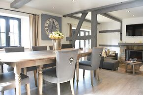 Villa in Stavelot With Lake View and Jacuzzi