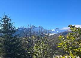 Mountain-view Apartment for 6 Guests
