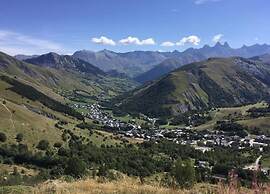 Mountain-view Apartment for 6 Guests