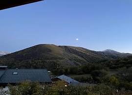 Mountain-view Apartment for 6 Guests