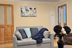 Elegant 3-bedroom Home, Free Parking and Garden!
