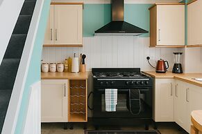 House - Sleeps 8 - Garden - Pet Friendly - Parking