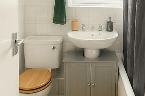 House - Sleeps 8 - Garden - Pet Friendly - Parking