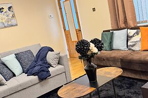 Elegant 3-bedroom Home, Free Parking and Garden!