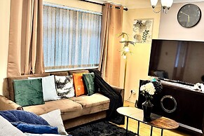 Elegant 3-bedroom Home, Free Parking and Garden!