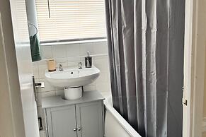 Elegant 3-bedroom Home, Free Parking and Garden!