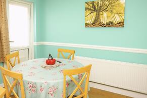 House - Sleeps 8 - Garden - Pet Friendly - Parking