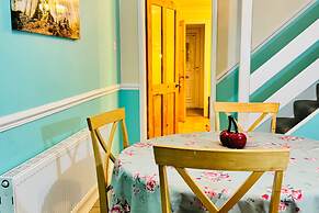 Elegant 3-bedroom Home, Free Parking and Garden!