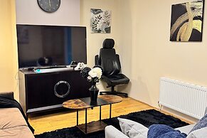Elegant 3-bedroom Home, Free Parking and Garden!