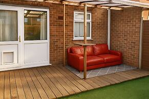 House - Sleeps 8 - Garden - Pet Friendly - Parking