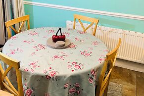 Elegant 3-bedroom Home, Free Parking and Garden!