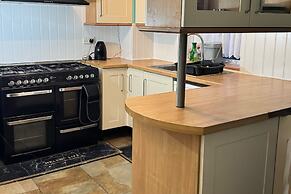 Elegant 3-bedroom Home, Free Parking and Garden!