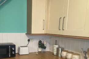 Elegant 3-bedroom Home, Free Parking and Garden!