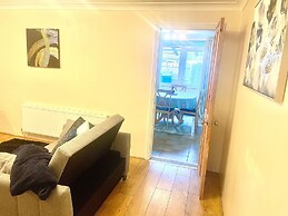 Elegant 3-bedroom Home, Free Parking and Garden!