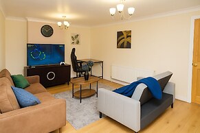 House - Sleeps 8 - Garden - Pet Friendly - Parking