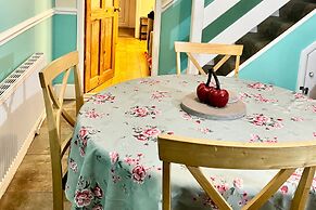 Elegant 3-bedroom Home, Free Parking and Garden!