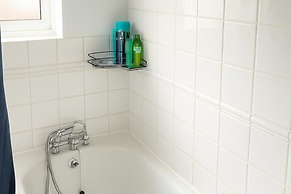 House - Sleeps 8 - Garden - Pet Friendly - Parking