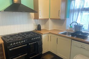 Elegant 3-bedroom Home, Free Parking and Garden!