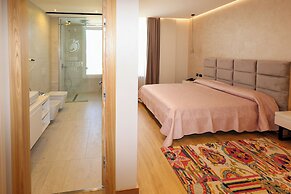 Hotel & Restaurant Grand White City