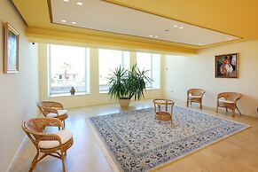 Hotel & Restaurant Grand White City