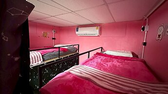 Disco Zoo Bar and Hostel