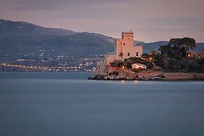 VFH The Castle Bay apartment and terrace