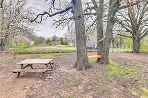 Fenced Yard: Quaint Cabin Near Lake Texoma!