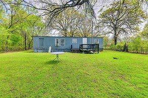 Fenced Yard: Quaint Cabin Near Lake Texoma!