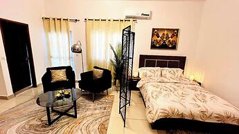 Medo's Luxury Houses - Large Studio