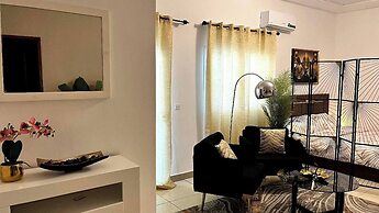 Medo's Luxury Houses - Large Studio