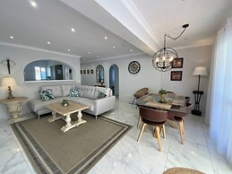 Villa With Pool, Walk to Beach, Restaurants, Shops