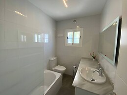 Villa With Pool, Walk to Beach, Restaurants, Shops