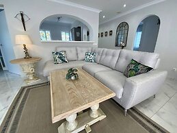 Villa With Pool, Walk to Beach, Restaurants, Shops