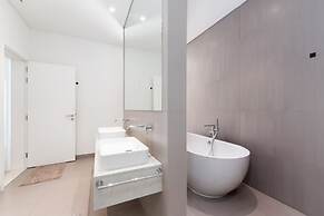 Exclusive 21 Ajman 4BR Villa w Private Pool and Beach