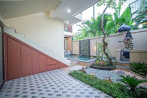 Bulan Adi Villa By Reccoma