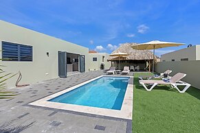 Villa pura vida with pool at mambo beach
