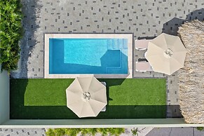 Villa pura vida with pool at mambo beach