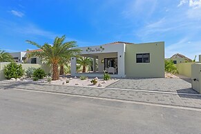 Villa pura vida with pool at mambo beach