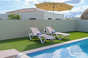 Villa pura vida with pool at mambo beach