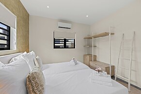 Villa pura vida with pool at mambo beach