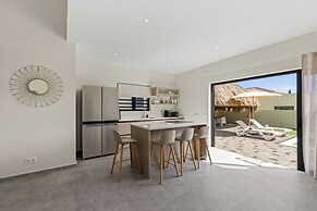 Villa pura vida with pool at mambo beach