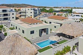 Villa pura vida with pool at mambo beach