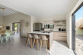 Villa pura vida with pool at mambo beach