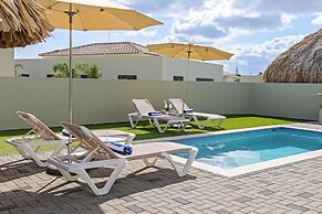 Villa pura vida with pool at mambo beach