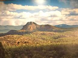 Thumb Butte Chalet Nestled in the Mountains